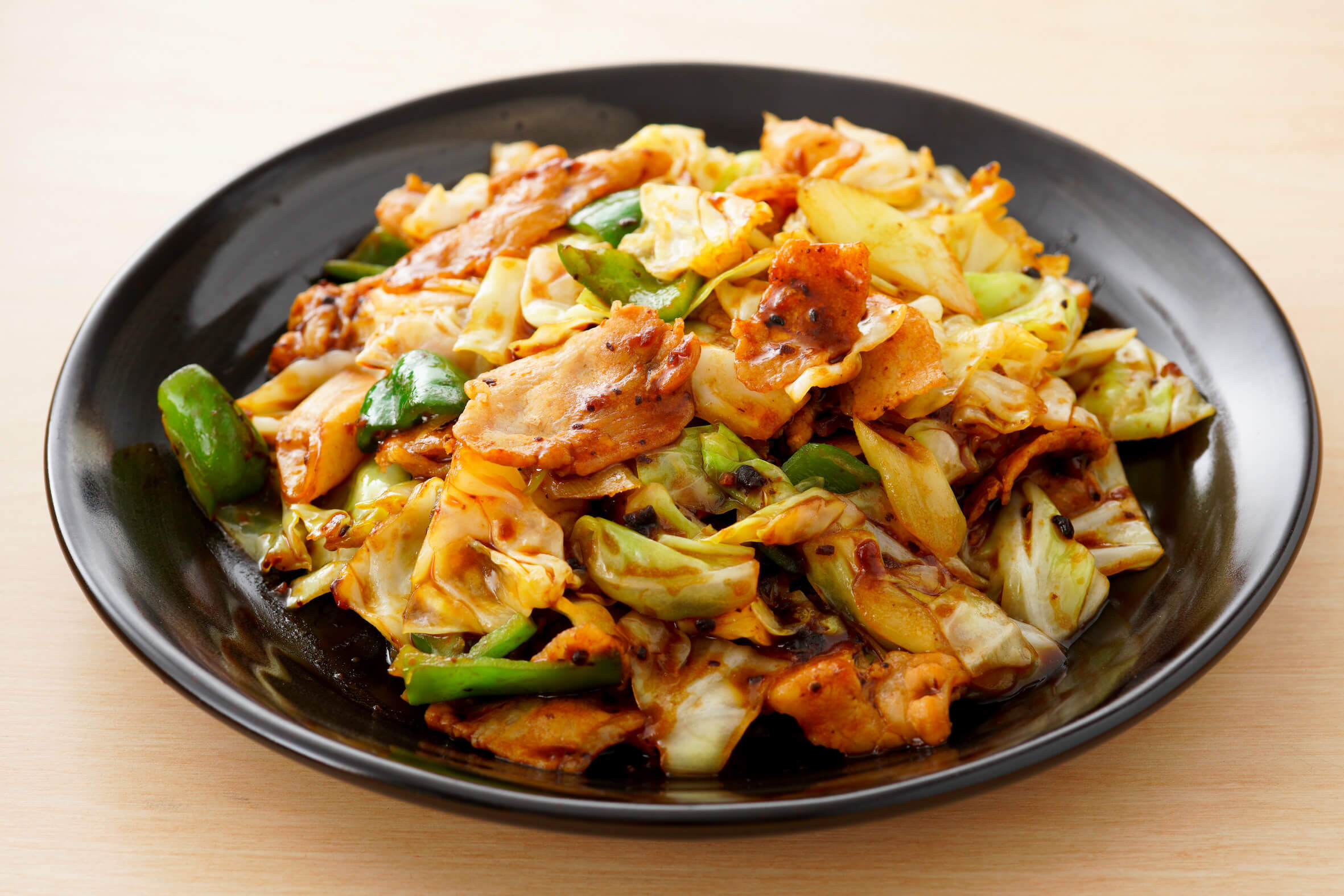 豆知識16 旨みとコクの中華風あまみそ甜麺醤！​ 中華大豆みそに、ねりごま、醤油をくわえて作られた北京風あまみそ、甜麺醤。​ねっとり粘りがあり、料理にコクと旨み、甘みをプラスしてくれます。​ 回鍋肉や、麻婆豆腐の味付けや、北京ダッグのタレにも使われています