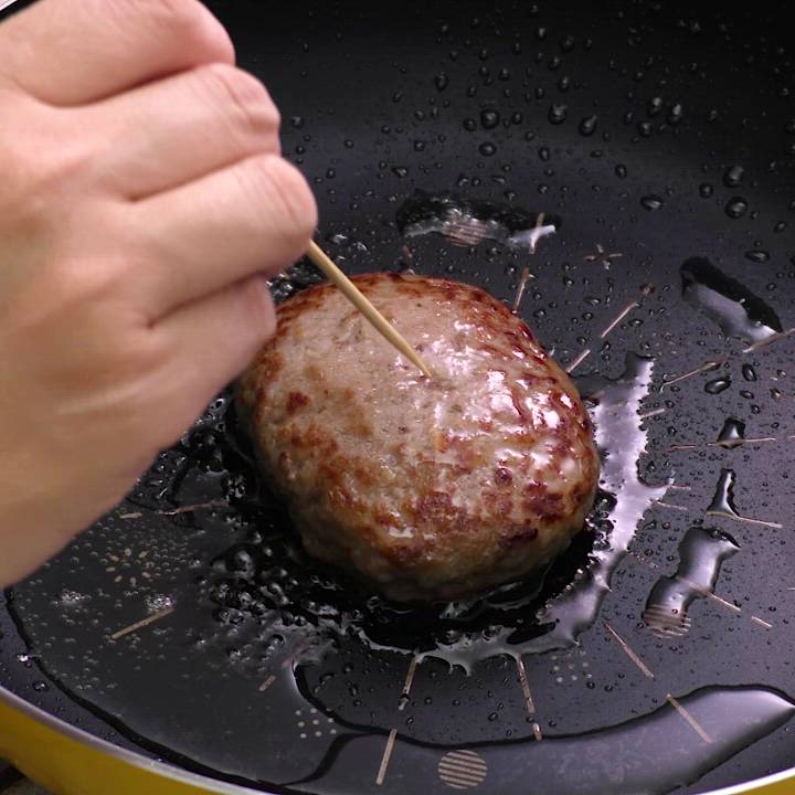 凍ったままでOK！冷凍ハンバーグのおいしい焼き方。解凍方法も解説 - macaroni