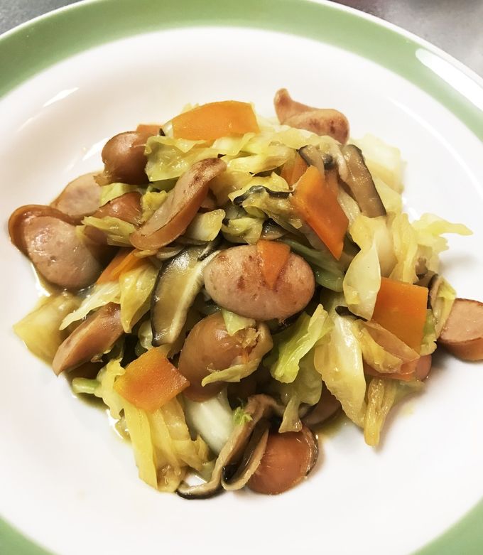 キャベツとソーセージのマヨカレー炒め