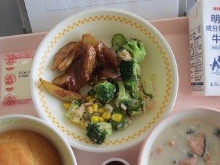 1月30日 木普通食ココアマーブル食パン 牛乳 プーティン カナダ風フライドポテト肉団子とかぶのスープ キャベツとコーンのサラダ食物アレルギー対応食米粉パン 代替食飲用豆乳 代替食プーティン カナダ風フライドポテト除去食肉団子と