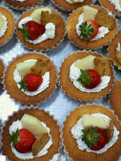 保育園おやつ＊ビスケットケーキ * 1月お誕生日会おやつ。 とても久しぶりに作ったビスケットケーキ☺️ビスケットは市販のマリービスケットを使用し、アヲハタのブルーベリージャムを入れたクリームをサンドしています！ クリームを変えて味のアレンジもしやすそう