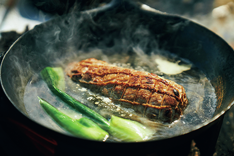 炙りチャーシュー丼。手作りチャーシューバーナーで脂溶けてトロトロでした。 2021年7月からYouTube始めました。調味料もわかりますので是非ご覧下さい。kawamucampで検索出来ます。URLはプロフィールにあります。 よろしくお願いします。キャンプ飯キャンプ