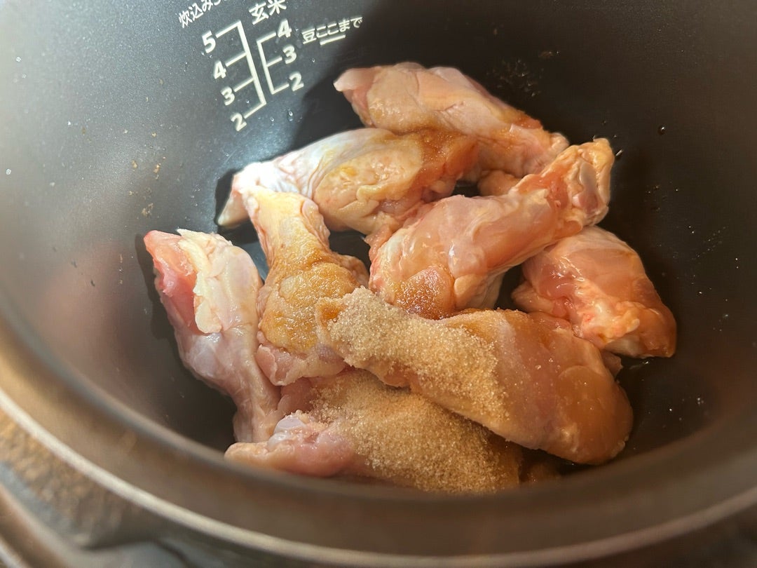 クリスマスの食卓にピッタリ♪骨付きチキンのストロガノフ