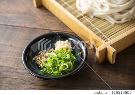 ざるうどん。きゅうりや茗荷の薬味で美味しさ倍増。 三番地 北新地三番地 居酒屋 深夜まで営業 冷たいうどん ざるうどん 冷やしうどん