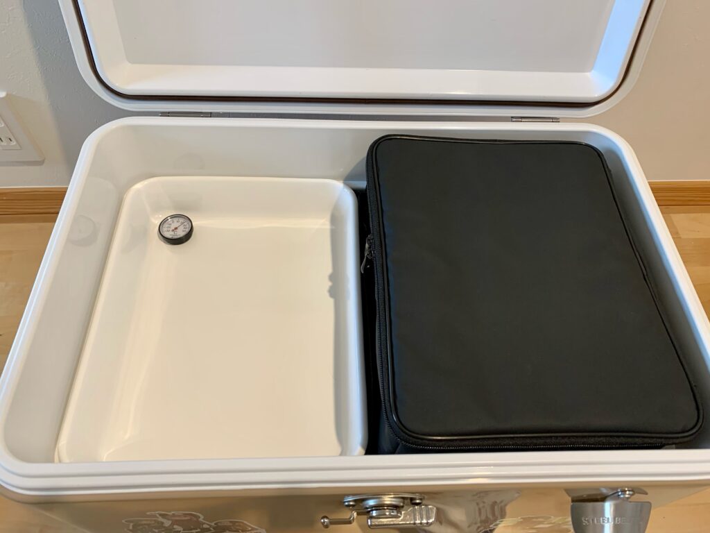 楽天市場 クーラーボックス 大型 コールマン 316シリーズ ホイール クーラー 62QT 容量約60L キャスター付きブルーナイツ レイクサイドブルー保冷 大容量 大型 バーベキュー アウトドア キャンプ 釣り Coleman 316 Series62-Quart Wheeled Cooler : BBR-baby 1号店