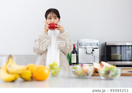 バナナ 食べる 女性 イラスト素材5900581- フォトライブラリ