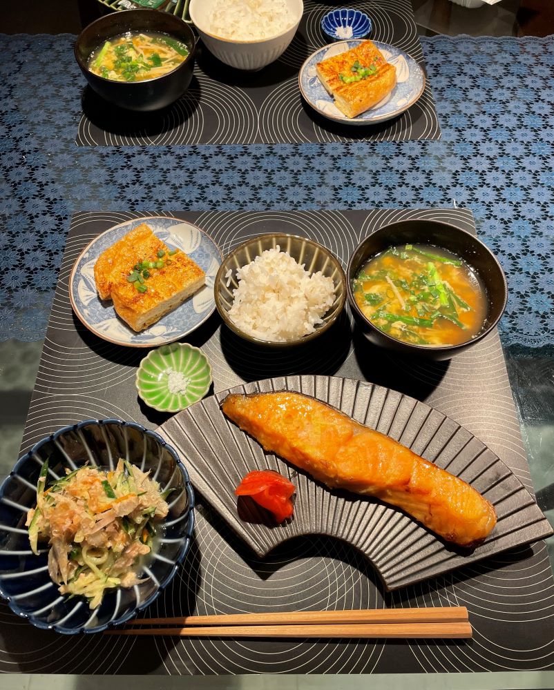 大きめおにぎりと焼きすぎた鮭の西京焼き定食。 ・ こんばんは。 週末の朝昼ごはん。 鮭の西京焼き、焼きすぎて焦げが多めフライパンで焼けるという謳い文句に従って フライパンで焼いたら少々焼きすぎた。 白米を用意したかったところですが おにぎりアクション期間