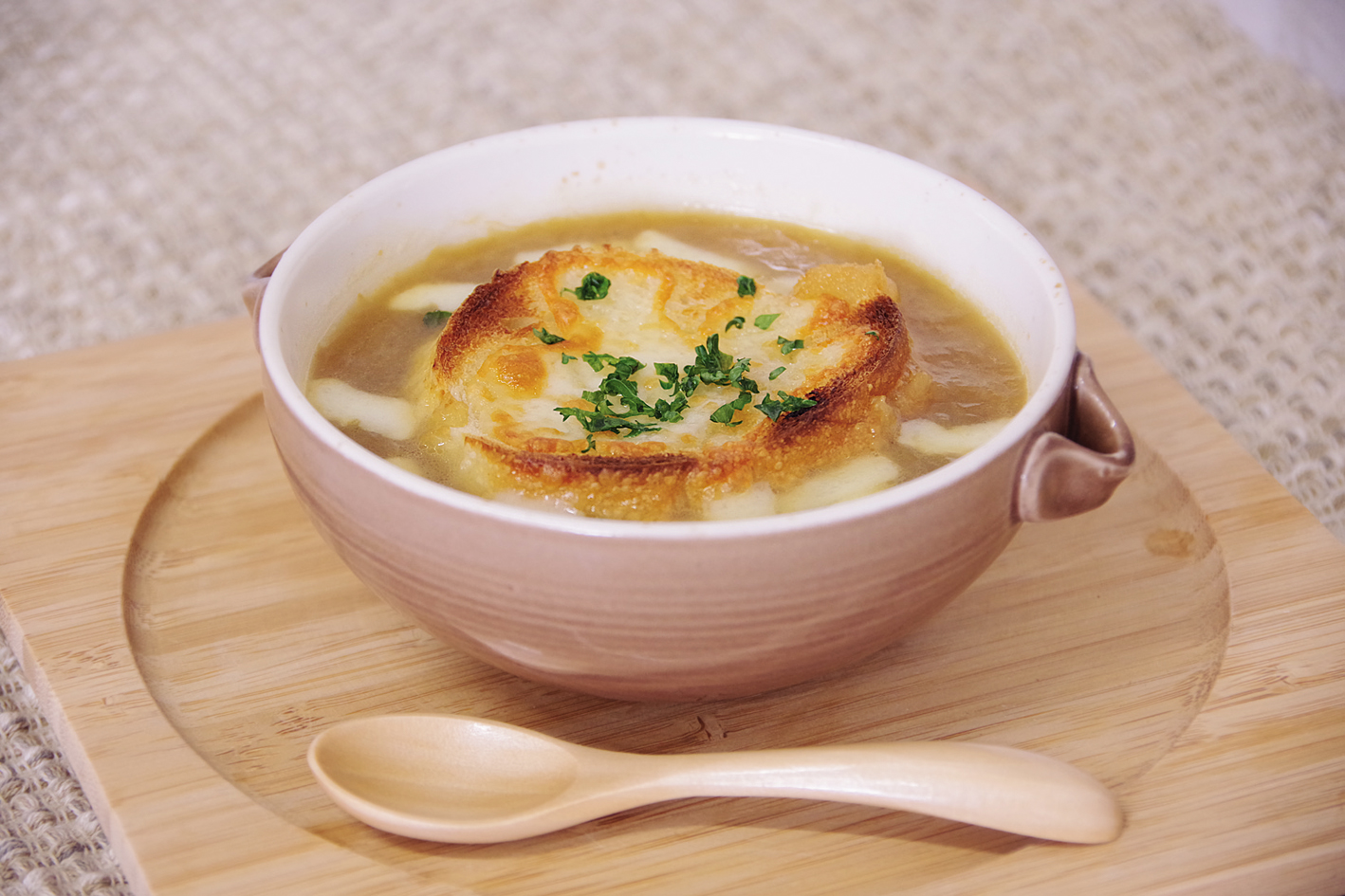 本格的な味が手軽に叶う オニオングラタンだしスープ