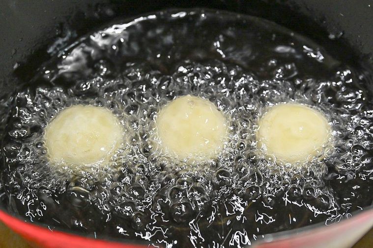 ポテトチーズボールの作り方🥔 熱いけど 揚げたて最高！ まわりサクッと！中はもちっと🤤 ・ じゃがいもの裏漉しを頑張れば美味しいポテトチーズボールが作れるよ😊油で揚げる時は破裂に注意！ コロコロころがしながらゆっくり様子を見ながら揚げてね！ ・ ・米粉 米粉