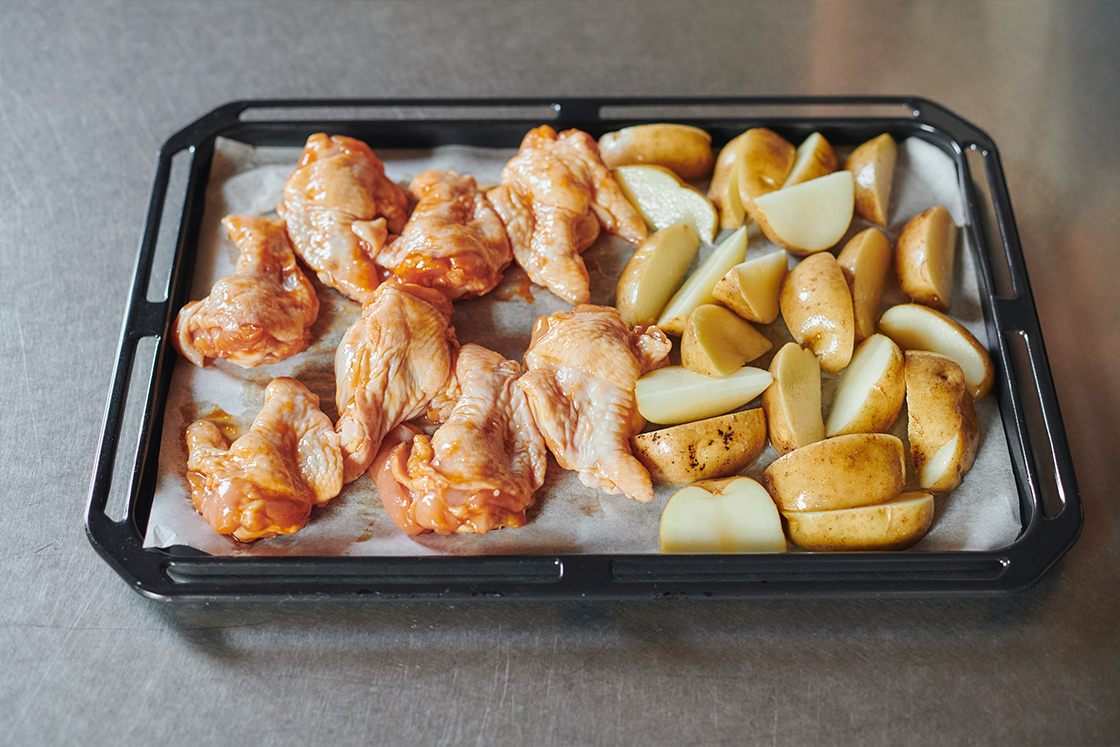 コラーゲン豊富で栄養満点！ 手羽先と野菜のオーブン焼き レシピ・河村千影さんファッション雑誌『リンネル』の読みもの