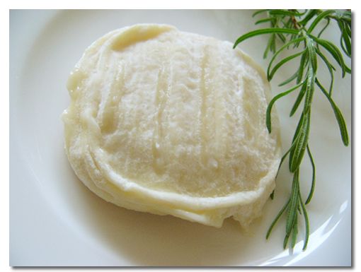 フランスのチーズロカマドゥールとサンマルセランは、日光の下でアーモンドとオリーブの木の板に添えられていますの写真素材・画像素材 Image195521377