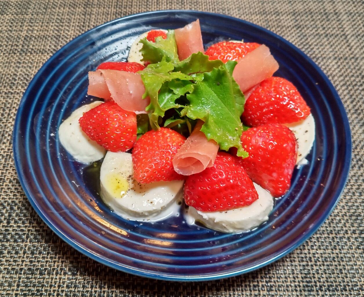 長女が苺のカプレーゼを作ってくれました✨ 苺でカプレーゼ⁉️ 知らなかった❗️ 生ハムとしょっぱさと苺の甘さとチーズのまろやかさがマッチして、とても美味しいかった！と申しておりました！作り方 苺と生ハムとモッツァレラチーズをお好みでカット。 お皿に盛り付け