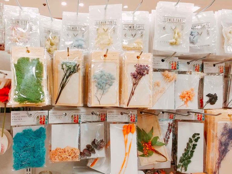 ドライフラワーの瓶詰めの作り方！オイルを入れてハーバリウムも簡単