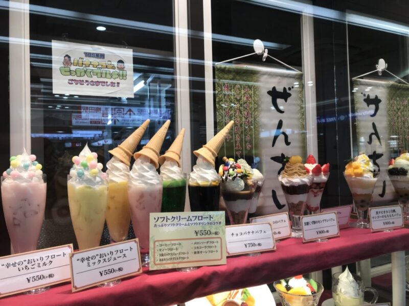 濃厚ミルクソフトクリームといちごパフェ