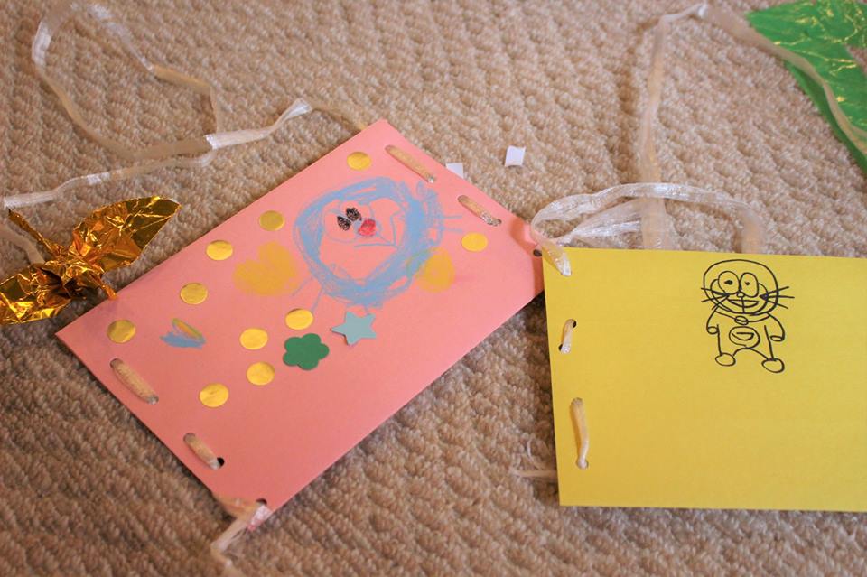 DIY動画 , 「中身が見える、こなれ感。透明ラッピングバッグの作り方」,お土産を渡したり、ちょっとしたものをお返ししたりする時、可愛くラッピングしたいけれど、包装はちょっと苦手 という方に。,今回は、小仕事初心者さんでも“入れるだけ”でこなれ感が演出できる、ラッピングバッグの作り方をご紹介します。,お菓子やアクセサリー等、あえて贈り物の中身を見せたい時にもおすすめです。, ▼材料,