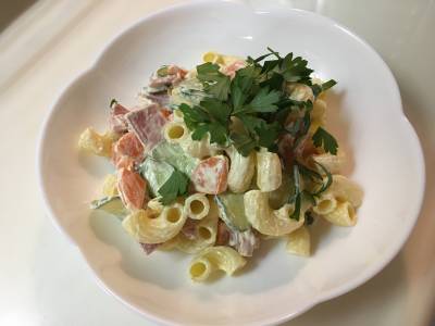 マカロニサラダ。紫玉ねぎは寿司酢につけて、塩もみきゅうり、にんじん、ハム、マヨネーズ少し、胡椒とあえて冷やします。美濃特選すし酢冷蔵庫に入っているといいね