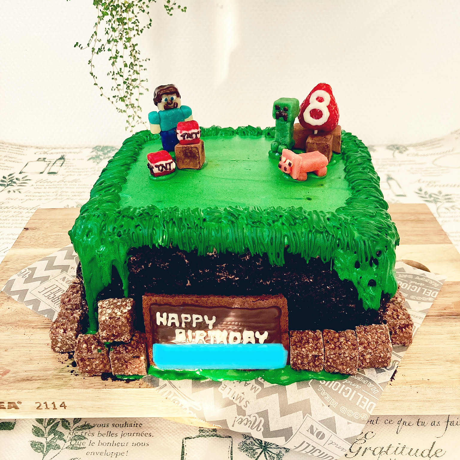 マイクラケーキ🤖 マイクラを何も知らない私がマイクラケーキを作りました😅何が正解かわからないまま不安だらけで作りましたが喜んでもらえて嬉しかった😭姪っ子といつも遊んでくれるひろとくんの6歳のお誕生日ケーキ㊗️ 子供がケーキ見て喜んでくれてる姿見ると本当に