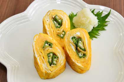 えりか2025.7.9. 水曜日 晴れ今日のお弁当 🍱 ＊ひじき入り肉団子と野菜の甘酢あん ＊卵焼き ＊竹輪とオクラ おはようございます😊 朝から湿度にやられそう🌀 昨夜の残りと卵焼き焼いて、竹輪にオクラを突っ込んで詰めただけのお弁当😅無いよりはマシだね