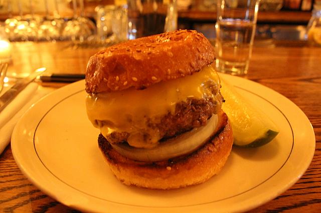 ＮＹに行った気になる」バーガー、マクドナルドが四角いバンズの新商品 : 読売新聞