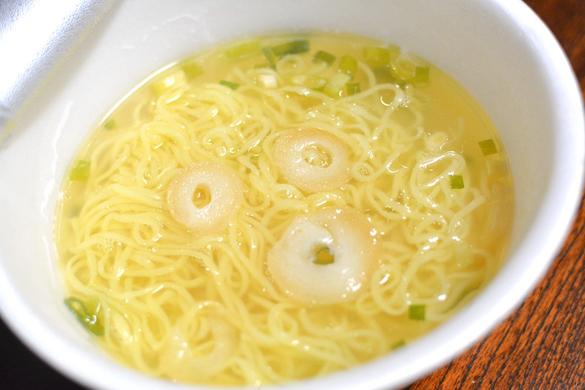 ╰ *´︶`* ╯♡ ミスド ♡ 汁そばセット ドーナツはエンゼルクリームいつかミスドでランチしてみたかったんです✨しかもドストライクのあっさり系の細麺そばのメニューがあって狙ってました🤭 この優しい塩味のスープと甘いドーナツとの相性抜群 ドーナツもそばも