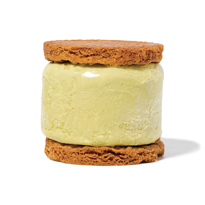 🍨アイスクッキーサンド🍪 昨年電撃復活し大大大好評をいただいていた 「アイスクッキーサンド」 今年もはじまります！！！ お持ち帰りのお客様は、保冷バッグと保冷剤をお持ちください！こちらでも有料のものをご用意していますアイスサンド用に開発した