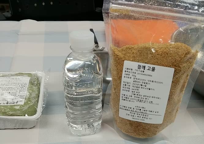 ソンピョン ・ ・ 米粉と餅粉でつくる 蒸し餅ソンピョンレシピ色々なので米粉だけや 上新粉使うものもあります・ ・ くちなし 紫芋 抹茶べに麹 着色なしの5色の蒸し餅 ・ ・ 韓国の伝統菓子ソンピョン。 あんを包んで半月の形にし、 松の葉を敷いて蒸すお餅です