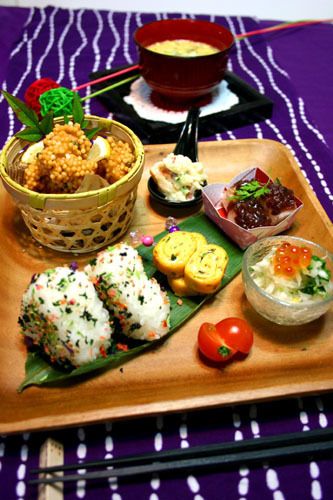 我が家の定番唐揚げです🤣 前日の夜からタレにつけておくと胡麻油を入れてコーティングされても良くお味が浸透致します🙆‍♀️うのテキトー感覚レシピ一応お伝えしておきますね😊 今回は唐揚げ用の鶏もも肉を2パックです😊 ①鶏肉をお弁当に入れたいサイズにカットする