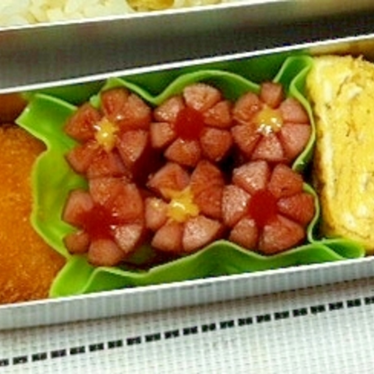 ウインナーアレンジ「ソーセー人」入りロールオムライス弁当