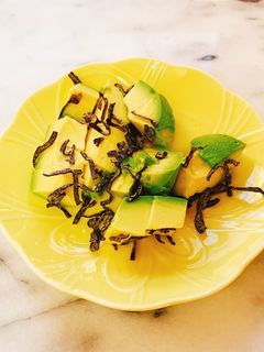 アボカドの塩昆布チーズ