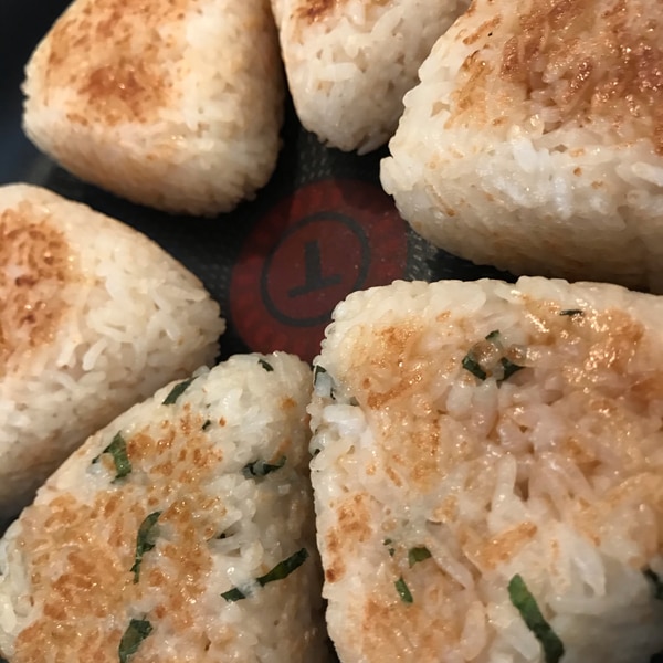 冷めてもおいしい焼きおにぎり めんつゆを使った簡単レシピに「弁当にぴったり」 – grapeグレイプ