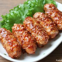 ┋ @nnmm.mog 3歳ごはん¨̮最近特にトマトが好きなのでサラダ多めです🍅 梅しそ豚肉巻きは、豚バラ肉に梅肉 チューブでも👌 と大葉巻いて、塩コショウして焼くだけ！※中まで火を通すために焼き色つけたら蓋して焼いてます 卵焼きはなめ茸いれるだけでおいしいので