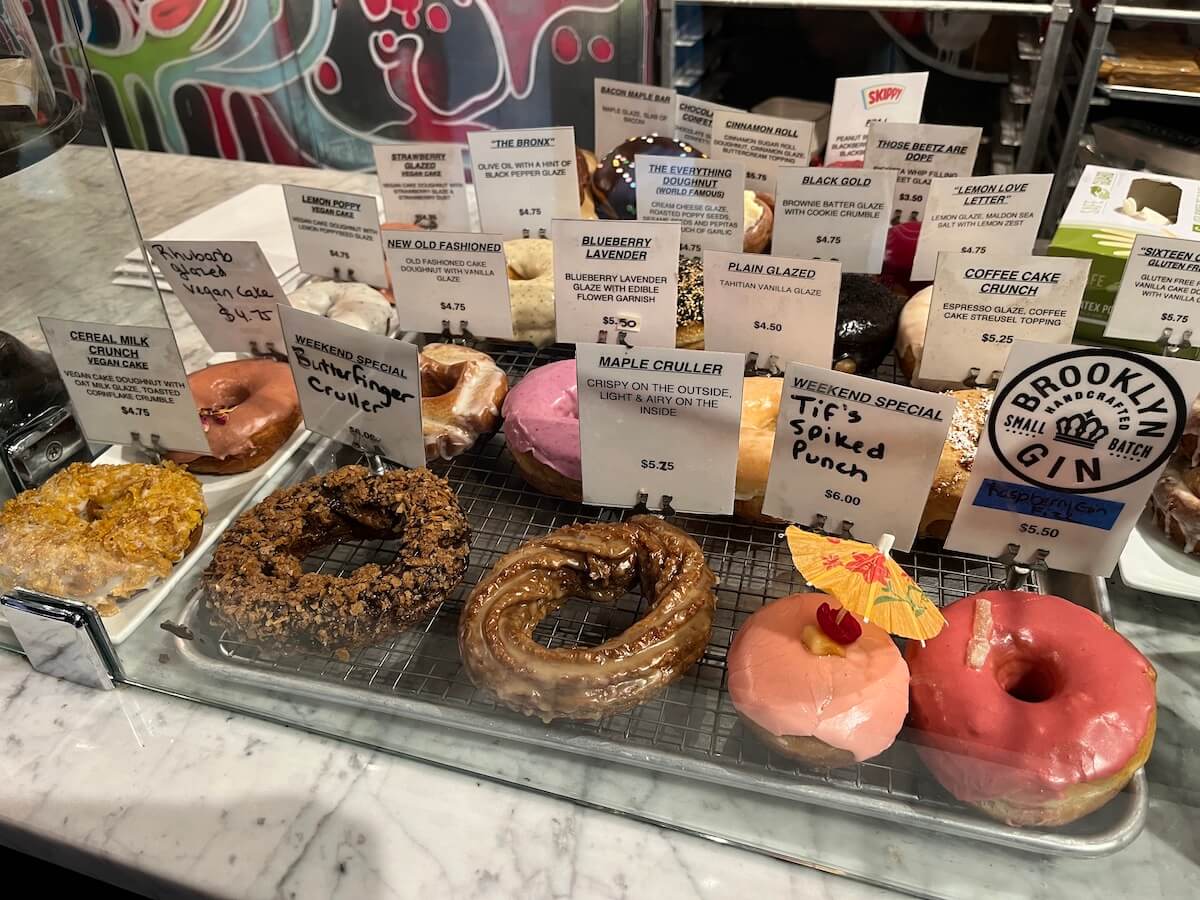 個性たっぷり。ブルックリンで訪れたい絶品ドーナツマップ〜ニューヨーク、ヴィヴィッドに街を彩る最旬ドーナツ-3翼の王国 - ANAの機内誌、最新号や バックナンバーをWebで読める