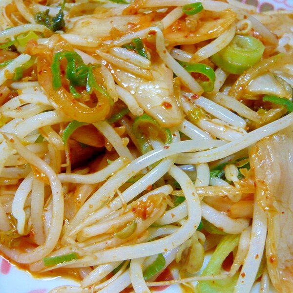 キムチの酸味は乳酸菌が豊富な証拠です😊✨ 韓国の人は酸っぱいキムチも好きですよ🌶️✨ キムチの酸味が苦手な方は 酸っぱくなって来たキムチは炒めるか、鍋に入れると酸味が旨味に変わり 美味しいですよ🌶️ ぜひお試しくださいね☺️キムチの玉朱 キムチのオクジュ