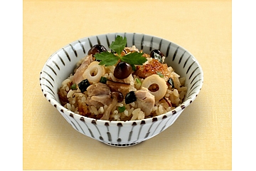 具材を入れるだけ！お吸い物の素で簡単炊き込みごはん