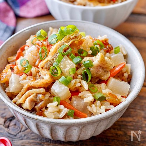 主食 鶏肉ときのこのめんつゆ炊き込みご飯汁物 厚揚げとごぼうの味噌汁 の作り方ぐっち夫婦@料理家