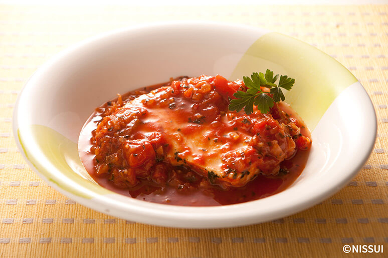 鶏もも肉で作るクリスマスディナー✨「鶏もも肉のトマト煮」材料 4人分 鶏もも肉2枚 玉ねぎ1 2個 赤パプリカ1個バジル適量 粉チーズ少々 塩少々 コショー少々 薄力粉適量 オリーブオイル大さじ1 白ワイン大さじ2トマトソース玉ねぎのみじん切り1 4個分 ニンニク1片 ホールトマト缶1缶