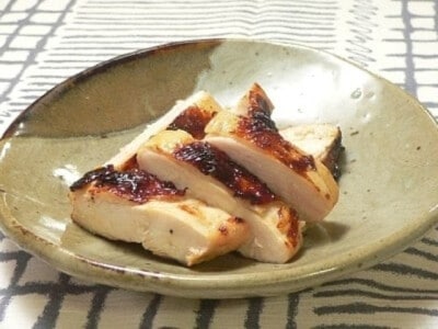 漬けて焼くだけ！ 鶏むね肉の酒かすみそ漬け焼き