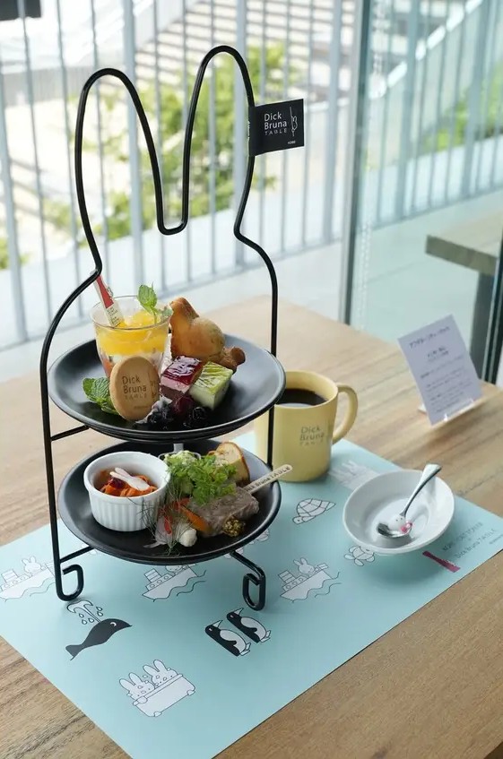 地元の美味しさが集う、シェラトンマルシェ＆カフェ－淡路島や地元の生産者から届く、新鮮な野菜やフルーツ、こだわりの加工食品が並ぶ「シェラトンマルシェ」。 神戸ベイシェラトンホテル自慢のパンやスイーツをはじめ、シェラトングループ各地の名産品も取り揃えており