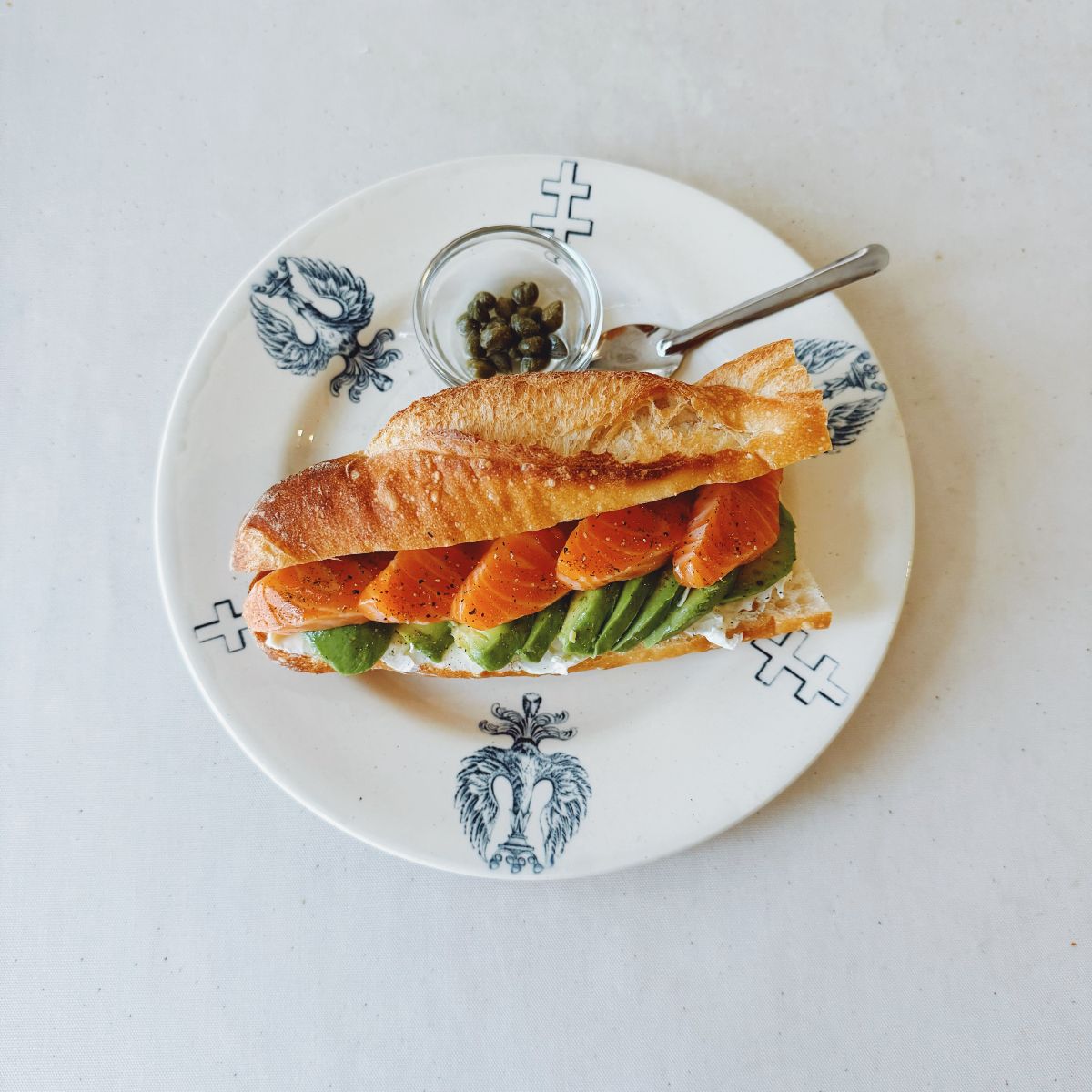 アボカド玉ねぎツナチーズのフランスパントースト