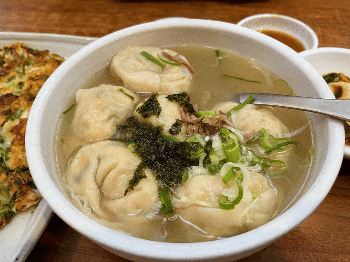 王マンドゥ 肉＆キムチ , 今回はbibigo 王マンドゥを使った本格レシピをご紹介✨, 材料を鍋に入れていくだけで本格マンドゥクッが作れます！,bibigo王マンドゥ 肉＆キムチはコクと旨みがたっぷり♪ビックサイズで食べ応え抜群です！, ■材料 2人分 , 王マンドゥ 肉＆キムチ：お好みの量,牛骨コムタン：2袋, トック：80g, 卵：1個, 椎茸：3個, ニラ：1 4束, ごま油：適量,