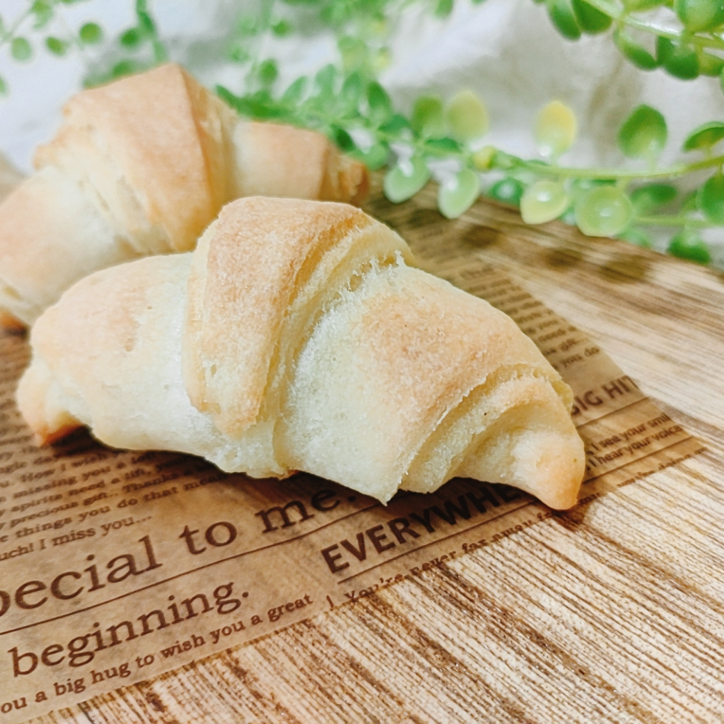 植物生まれのクロワッサン バター不使用。 折り込み作業なし。 塗り卵なし。 純植物性のクロワッサンです。 そしてナッツフリーです。 試作中のクロワッサンがやっと形になりました。ちゃんとバターの風味も、サクサク感もあります。 来月の白崎茶会レシピ研究室で配信