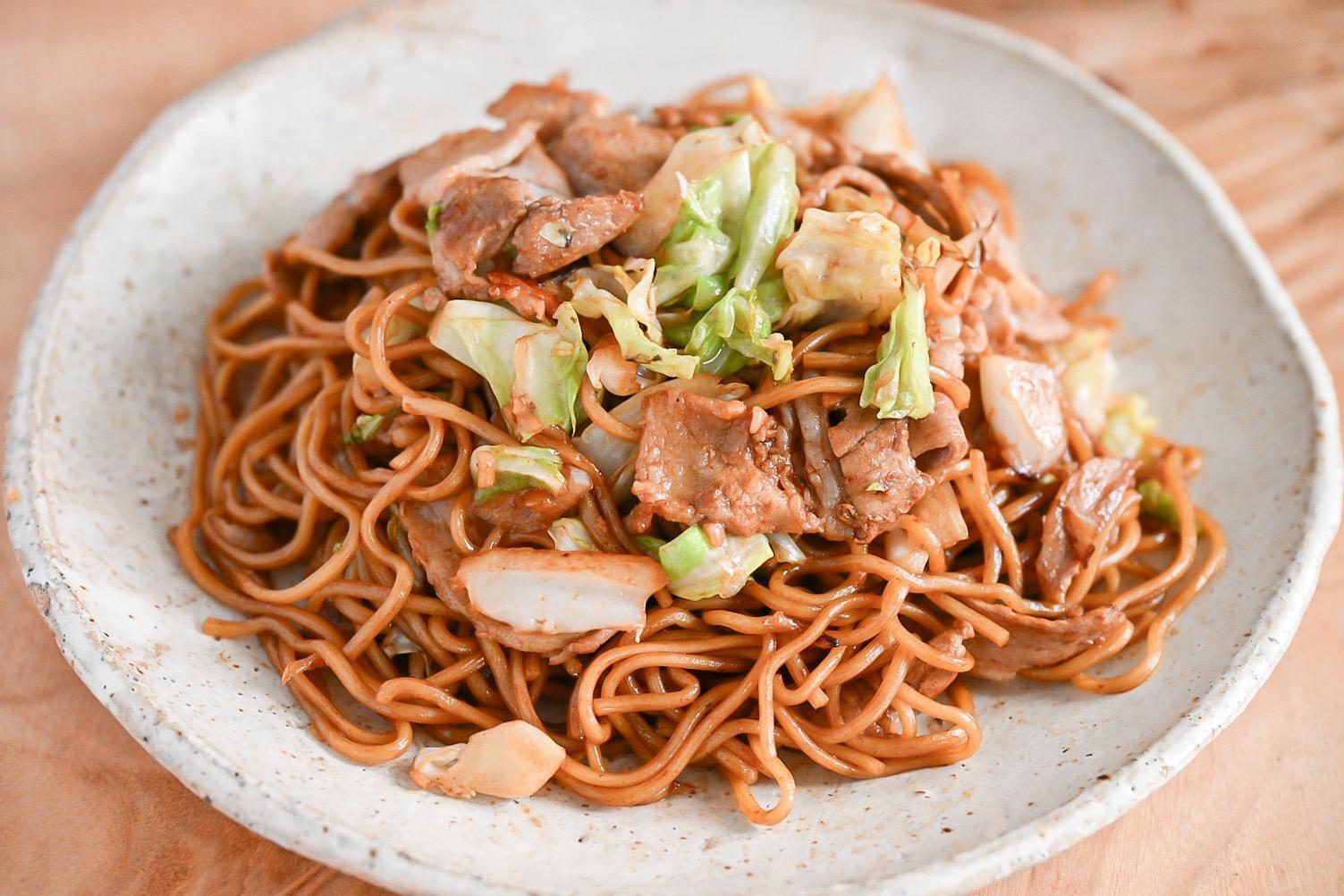 本日のテレビ番組で紹介されました！ . 『成城石井自家製 1日の1 2の野菜が摂れる！3種海鮮と7種野菜の焼そば』 599円 +税.ガラスープにナンプラー、海老、イカ、帆立等を使用し海鮮の旨味を加えた、塩味あんかけ焼きそば。 旨味のきいたあんがしっかりとから