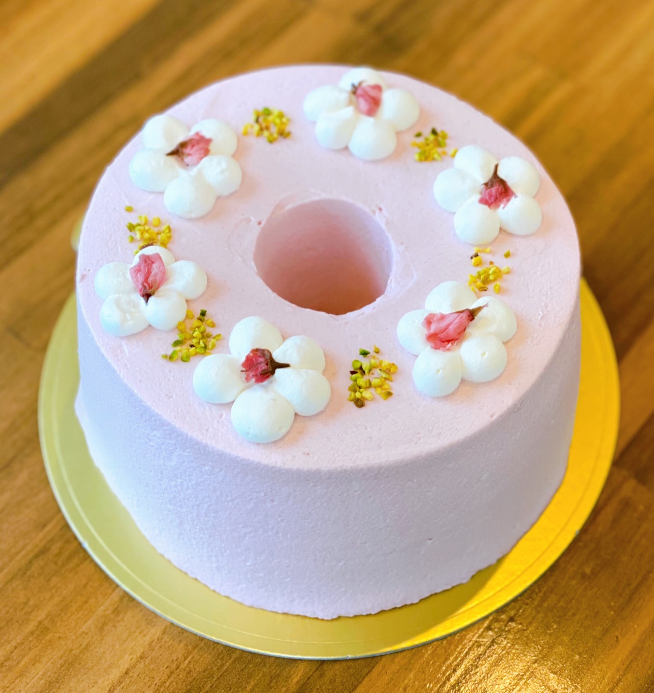 chiffon La Famille桜シフォン🌸 桜の季節限定シフォンです ふんわりとした香りとほのかな塩気がします桜シフォンケーキシフォンケーキInstagram