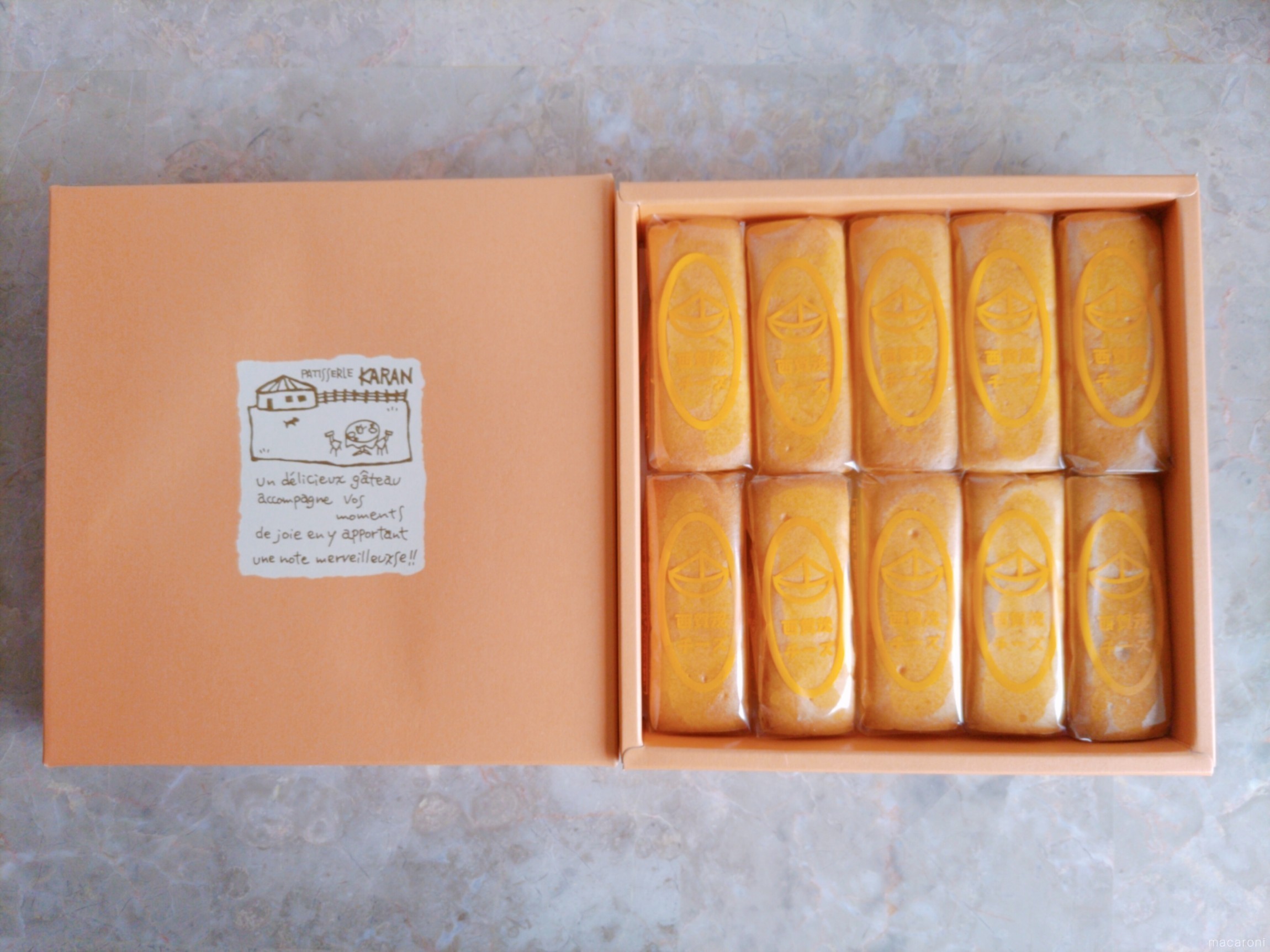 京都・西賀茂 「パティスリーカラン」の西賀茂チーズ「どたぐつ」をはいて