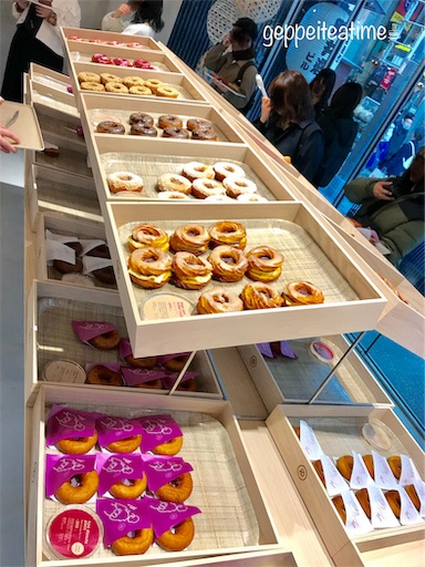 京都・四条河原町 「koe donuts kyoto コエドーナツ 」隈 研吾さんデザインの京都らしい店内で味わう出来立てドーナツが絶品！よっしー@関西グルメの食べ歩き三味