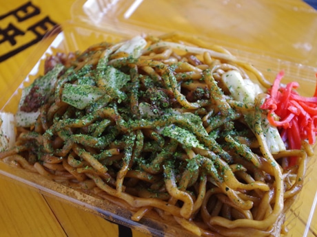 浅草に行列屋台の焼きそば店 「もっちもち」でコシのある太麺が魅力 - 浅草経済新聞