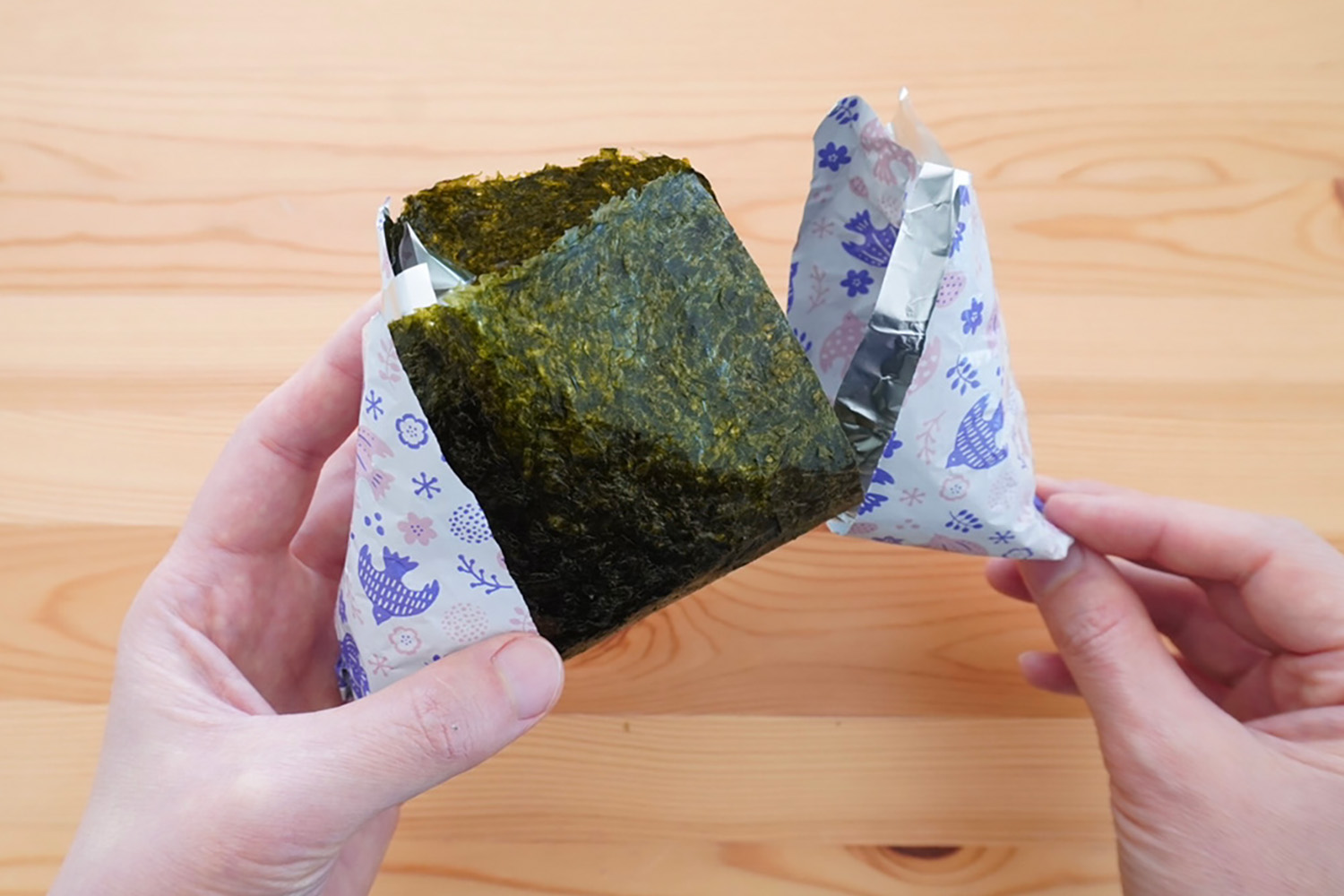 パリッと新鮮！アルミホイルで「コンビニ風おにぎりの包み方」
