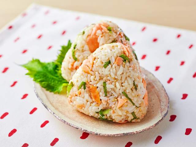 焼鮭と卵の白だしおにぎり＜まぜご飯＞