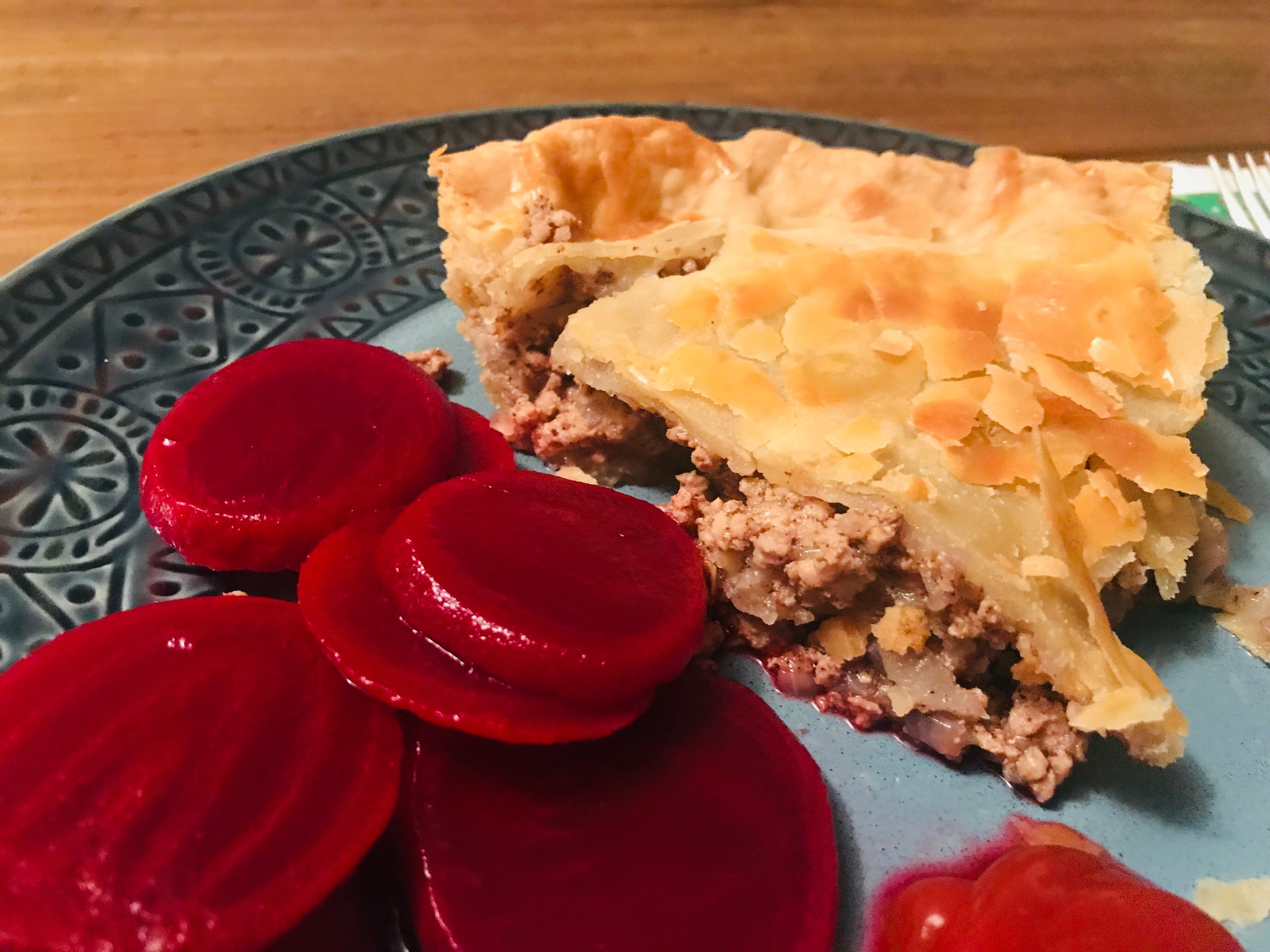 簡単ミートソース〜ミートパイ , 今日はクリスマスイブ🎄, 簡単なのに家族からも喜ばれる, ミートパイレシピをご紹介します😊💡,ミートソースは, 「うまソース コク旨トマト」で簡単味付け♪, しかもレンジでOK👏✨, サクサクのパイと, 濃厚ミートソースがたまらない🤤,作ってみたい！と思ったら, ぜひ保存しておいてくださいね☺️, ◆材料 2人分 , 豚ひき肉 80g,