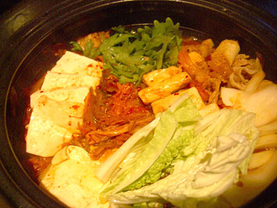 キャベツとしめじと豚バラ肉のキムチ鍋